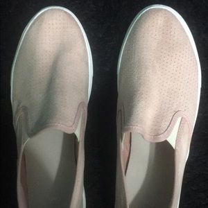 Slip on light pink shoes